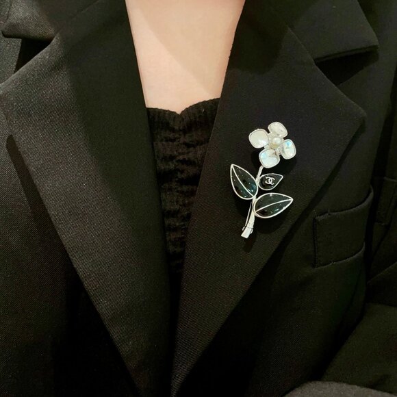 Chanel leaf brooch - Picture 2 of 9